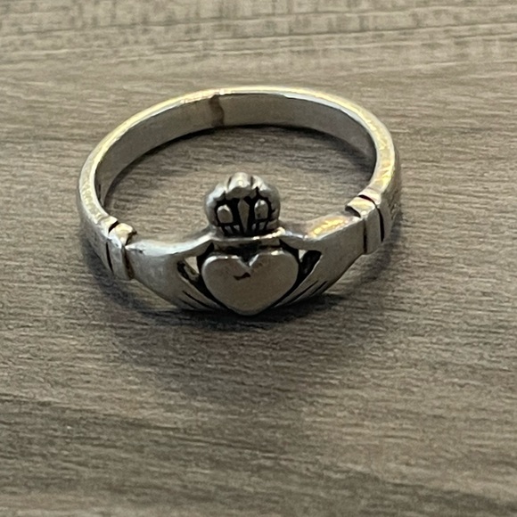 [SOLD] Bundle Casio silver watch and claddagh ring - Picture 4 of 4